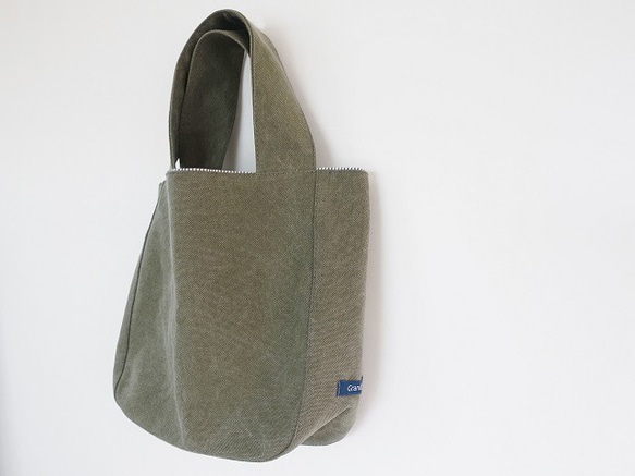 ウォッシュドキャンバスラウンドバッグ＜オリーブ＞ 1枚目の画像