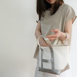 帆布×PVC革手提袋&lt;白×銀&gt; 第1張的照片