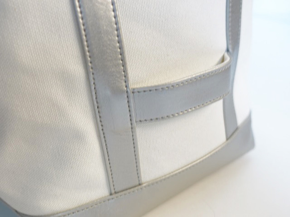 帆布×PVC革手提袋&lt;白×銀&gt; 第4張的照片