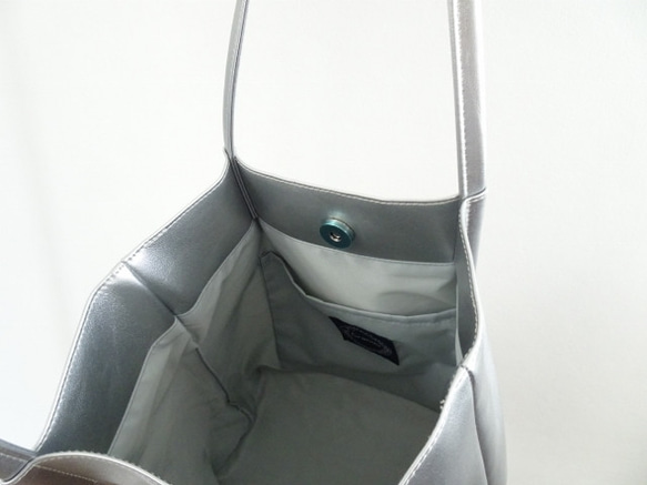 シルバーPUレザートートバッグ 3枚目の画像