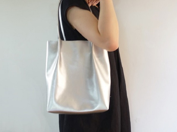 シルバーPUレザートートバッグ 6枚目の画像