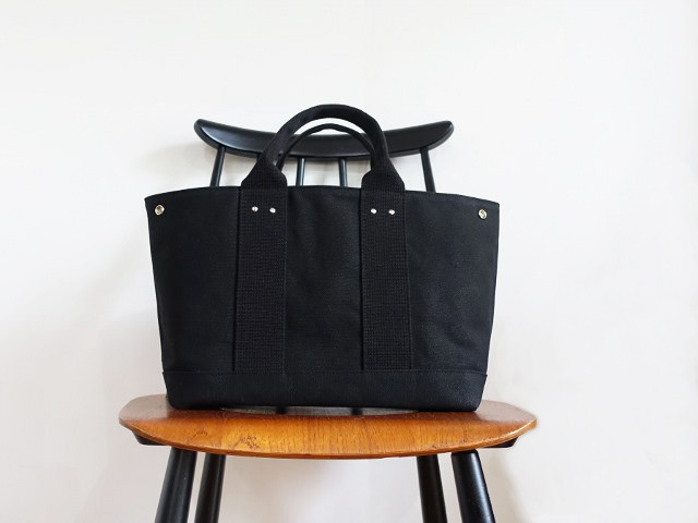 ブラック BIGトートバッグ SS24 プラダ 大きな黒の穴あきレザー ショッピング バッグ