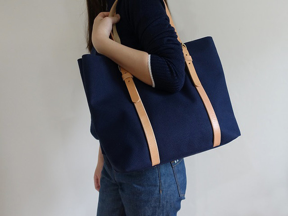 皮革提帶2way托特包＜海軍藍＞ 第6張的照片