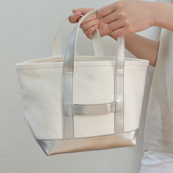 KAKERUÑ♪唯一順序的產品，如帆布×PVC革手提袋&lt;白×銀&gt; 第2張的照片