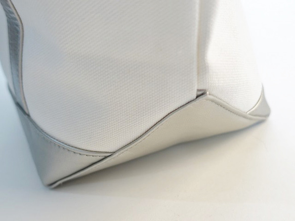 KAKERUÑ♪唯一順序的產品，如帆布×PVC革手提袋&lt;白×銀&gt; 第3張的照片