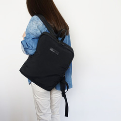 スクエア型リュック＜ブラック×ブラック＞ 2枚目の画像