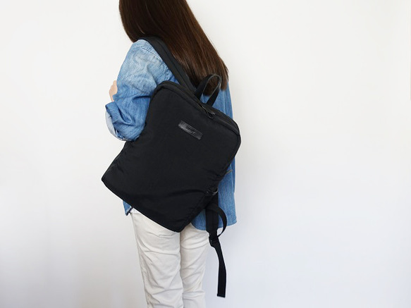 スクエア型リュック＜ブラック×ブラック＞ 2枚目の画像