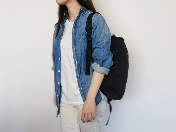 スクエア型リュック＜ブラック×ブラック＞ 3枚目の画像