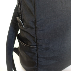 スクエア型リュック＜ブラック×ブラック＞ 4枚目の画像