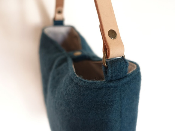 皮革提手圓形羊毛包&lt;暗藍色&gt; 第3張的照片