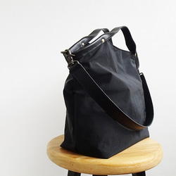2way 皮革提手背帶手提包 &lt;黑色 x 黑色&gt; 第1張的照片