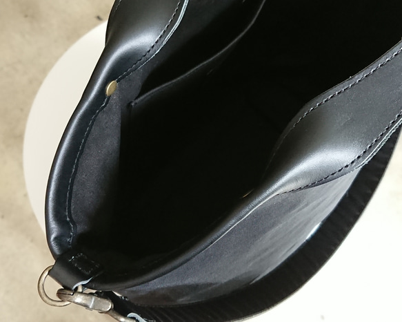 2way 皮革提手背帶手提包 &lt;黑色 x 黑色&gt; 第10張的照片