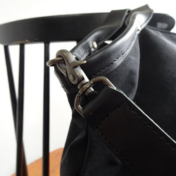2way 皮革提手背帶手提包 &lt;黑色 x 黑色&gt; 第6張的照片