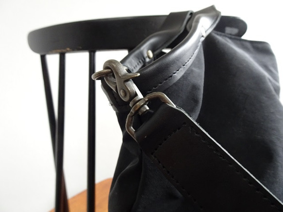 2way 皮革提手背帶手提包 &lt;黑色 x 黑色&gt; 第6張的照片