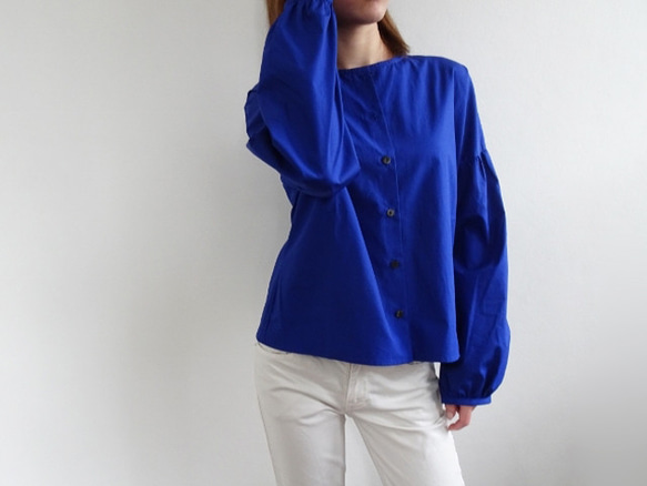 貝殼紐帶棉質縮褶袖襯衫 &lt;藍色&gt; 第2張的照片