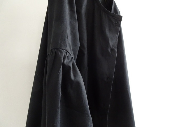 貝類鈕扣棉質褶皺袖子上衣&lt;黑色&gt; 第6張的照片