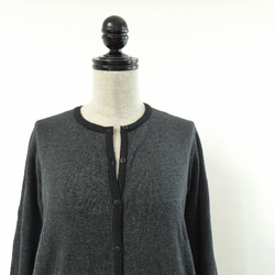 羊絨棉 14 針開衫 &lt;灰色 x 黑色&gt; 第3張的照片
