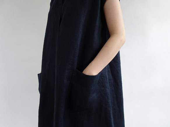 亞麻開衩領寬鬆連衣裙&lt;黑色&gt; 第6張的照片
