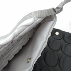 超輕氣泡膜圓點 sacoche + 可用作分隔物的小袋套裝&lt;淺灰色&gt; 第5張的照片