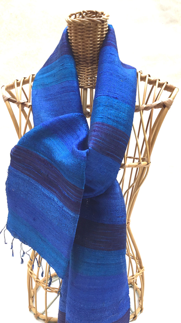 手紡ぎ手織りシルクのラオスカーフ 2枚目の画像