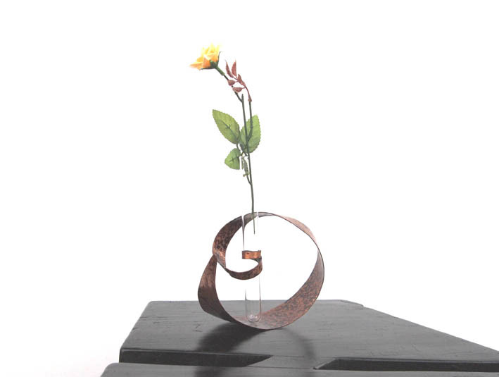 銅一輪挿し ゆらゆら揺れる銅の一輪挿1 一輪挿し・花瓶・花器 kaze no