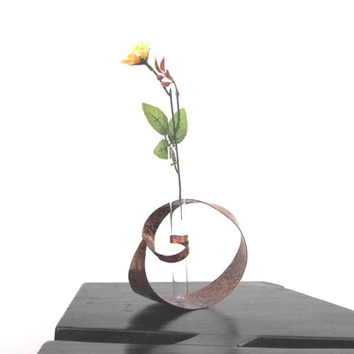 ゆらゆら揺れる銅の一輪挿1 一輪挿し・花瓶・花器 kaze no Shirabe