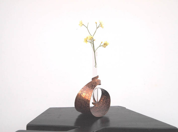 ゆらゆら揺れる銅の一輪挿し2 一輪挿し・花瓶・花器 kaze no Shirabe