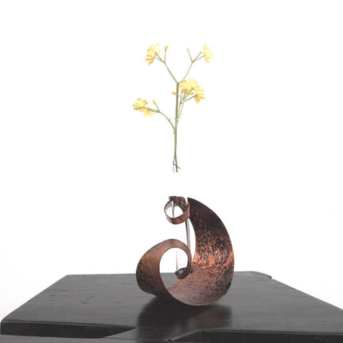 ゆらゆら揺れる銅の一輪挿し2 一輪挿し・花瓶・花器 kaze no