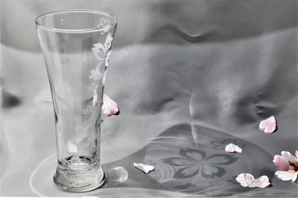 桜の散りばめグラス 3枚目の画像
