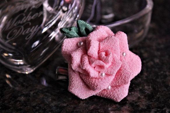 母の日につまみ細工のピンクのバラのブローチ☆ガラスハートの入れ物に感謝のメッセージを入れて 2枚目の画像