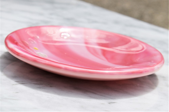 二枚セット流れ模様の丸いお皿　サーモンピンクとコバルトブルー 3枚目の画像