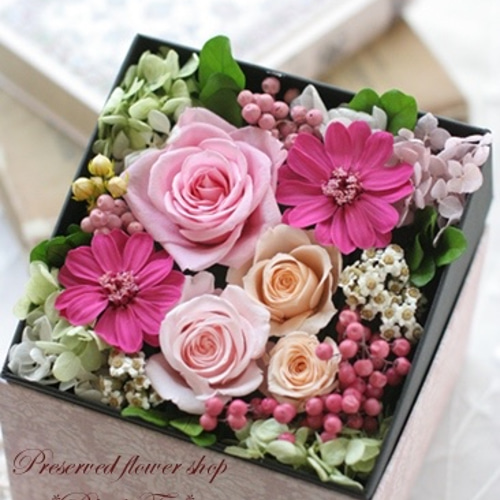 ナチュラルで華やかなALLプリザーブドBOXフラワーアレンジメント ナチュラルで華やかなALLプリザーブドBOXフラワーアレンジメント