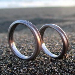 【金属アレルギー対応】4面をデザインした、こだわりのタンタルの結婚指輪 1枚目の画像