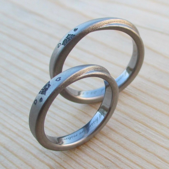 【金属アレルギー対応】4面をデザインした、こだわりのタンタルの結婚指輪 2枚目の画像
