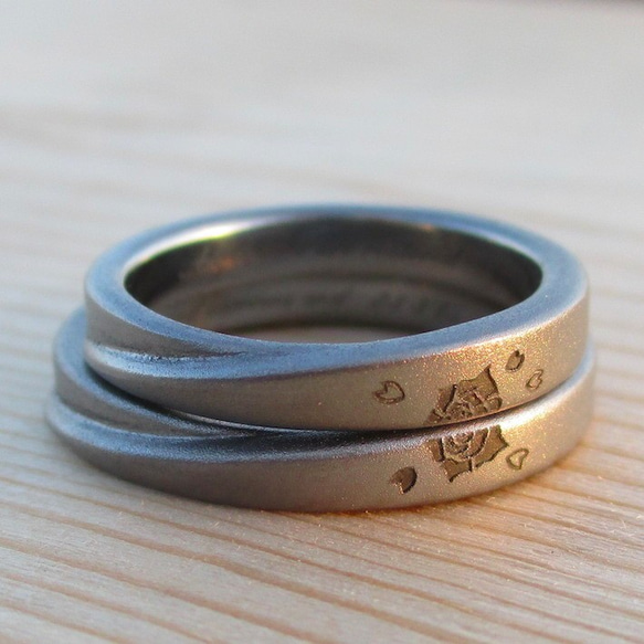 【金属アレルギー対応】4面をデザインした、こだわりのタンタルの結婚指輪 4枚目の画像