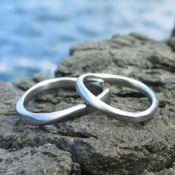 【金属アレルギー対応】柔らかい揺らぎのデザイン・ハフニウムの結婚指輪 1枚目の画像