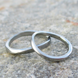 【金属アレルギー対応】柔らかい揺らぎのデザイン・ハフニウムの結婚指輪 2枚目の画像