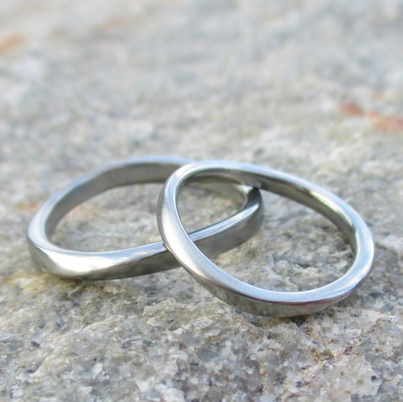 【金属アレルギー対応】柔らかい揺らぎのデザイン・ハフニウムの結婚指輪 2枚目の画像