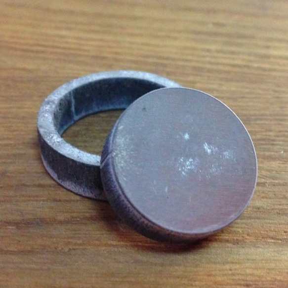 【金属アレルギー対応】柔らかい揺らぎのデザイン・ハフニウムの結婚指輪 3枚目の画像