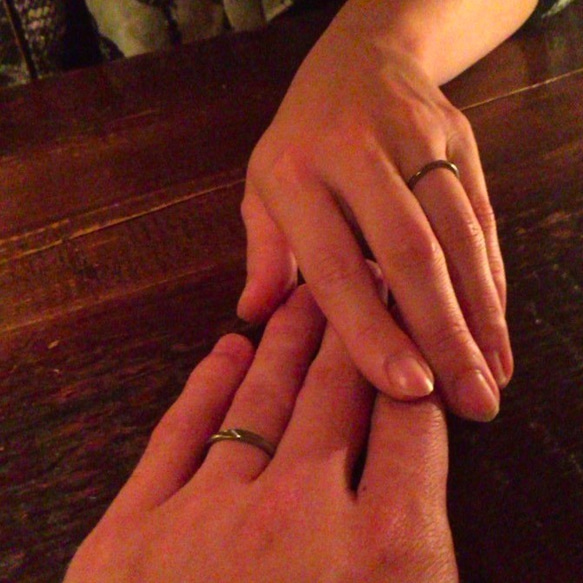 【金属アレルギー対応】柔らかい揺らぎのデザイン・ハフニウムの結婚指輪 4枚目の画像