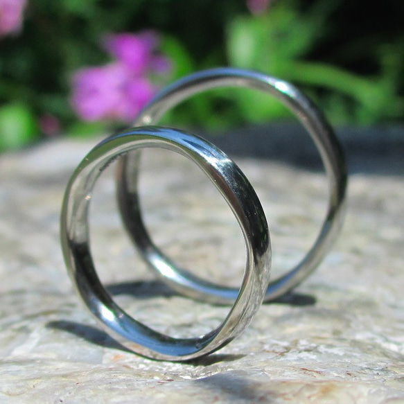【金属アレルギー対応】リング内側に五角形の美しい彫刻・ハフニウムの結婚指輪 1枚目の画像