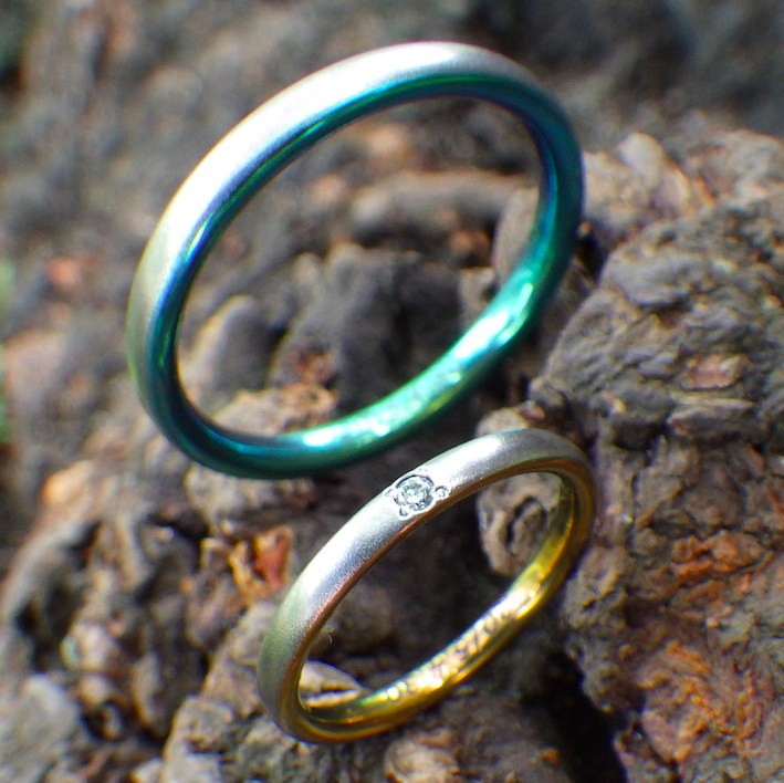 【金属アレルギー対応】陽極酸化反応で美しい構造発色を呈するジルコニウムの結婚指輪 157,140円