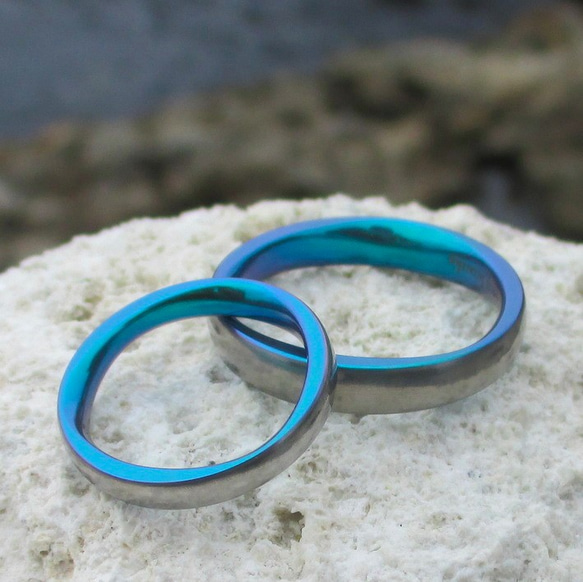 【金属アレルギー対応】ブルーグリーンの美しい発色・ジルコニウムの結婚指輪 1枚目の画像