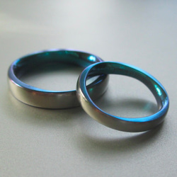 【金属アレルギー対応】ブルーグリーンの美しい発色・ジルコニウムの結婚指輪 2枚目の画像