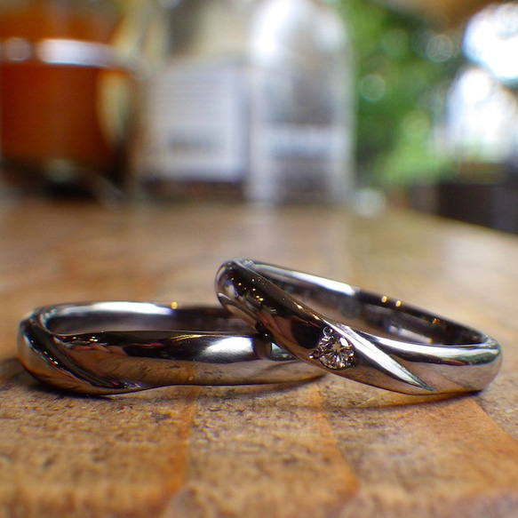【金属アレルギー対応】両家の家紋をリングに刻印・タンタルの結婚指輪 1枚目の画像