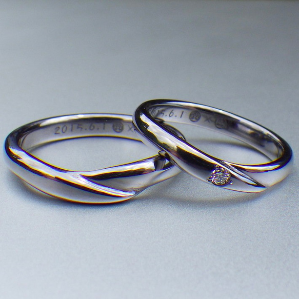 【金属アレルギー対応】両家の家紋をリングに刻印・タンタルの結婚指輪 2枚目の画像