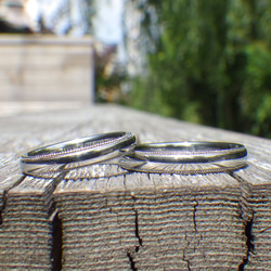 【金属アレルギー対応】  ハフニウム素材でミル打ちのデザインの技法を確立！ハフニウムの結婚指輪 1枚目の画像