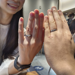 【金属アレルギー対応】  ハフニウム素材でミル打ちのデザインの技法を確立！ハフニウムの結婚指輪 3枚目の画像