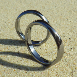【金属アレルギー対応】タンタルの深く澄んだ黒色・金属アレルギー対応の結婚指輪 1枚目の画像