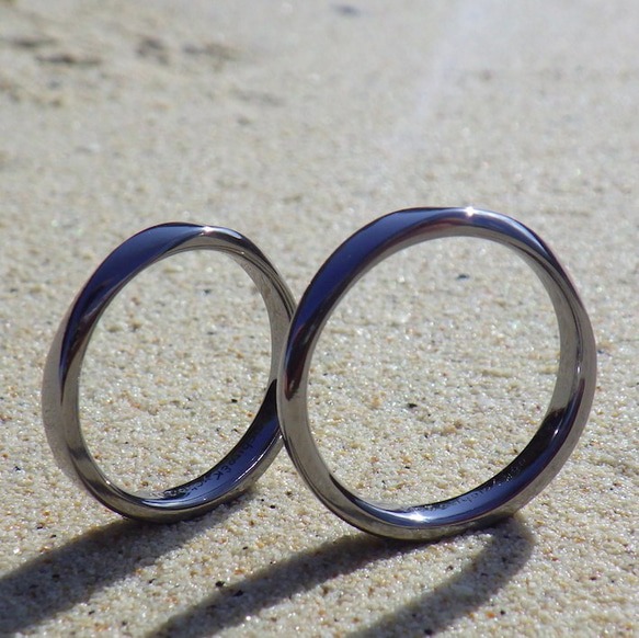 【金属アレルギー対応】タンタルの深く澄んだ黒色・金属アレルギー対応の結婚指輪 2枚目の画像